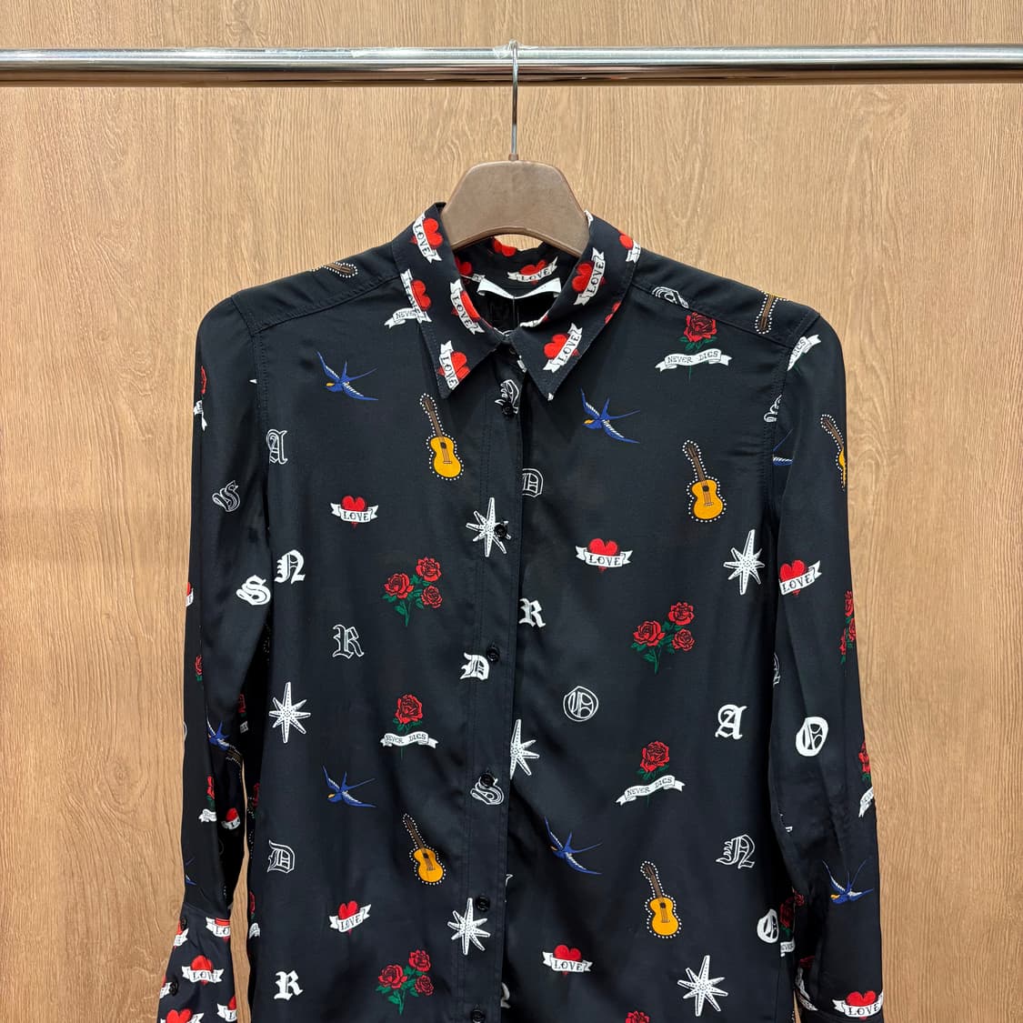 산드로 긴팔 실크 셔츠 하트 기타 장미 프린트 패턴 디테일 블랙 상품이미지4