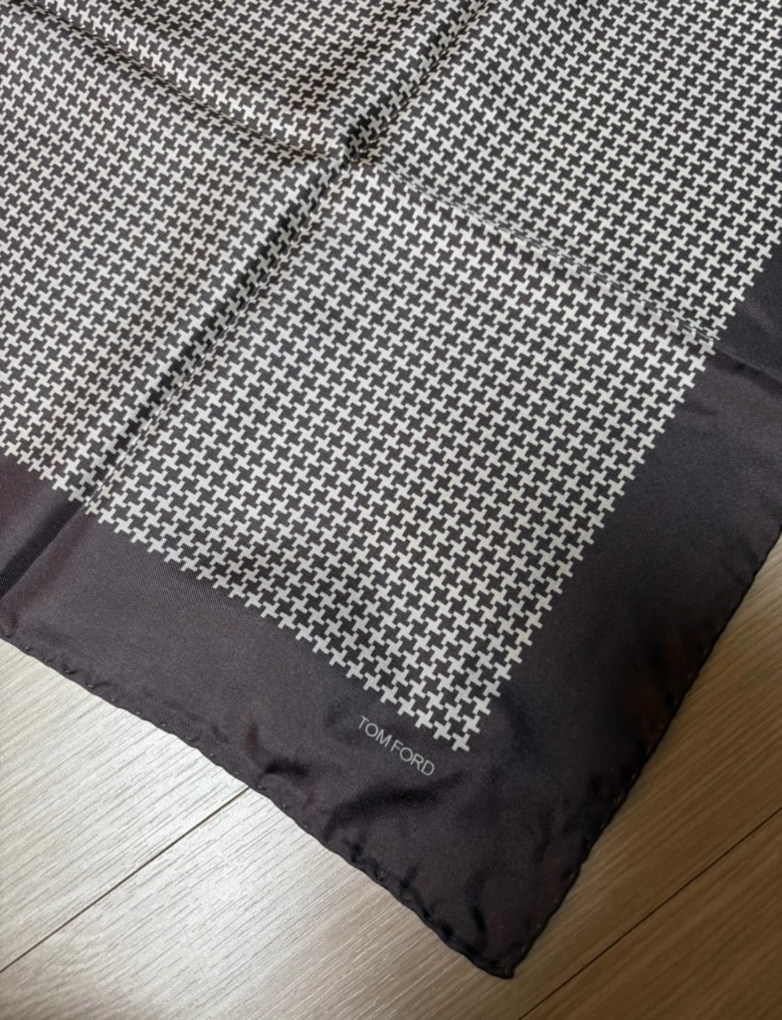 톰포드 실크 포켓스퀘어 상품이미지2