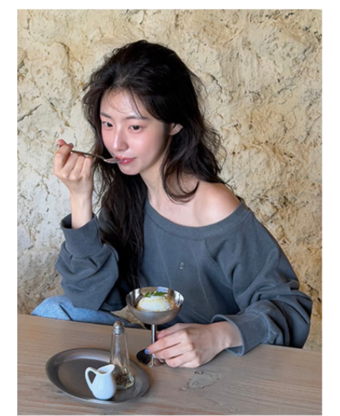 레터프롬문 오프숄더 차콜 미착용제품 상품이미지1