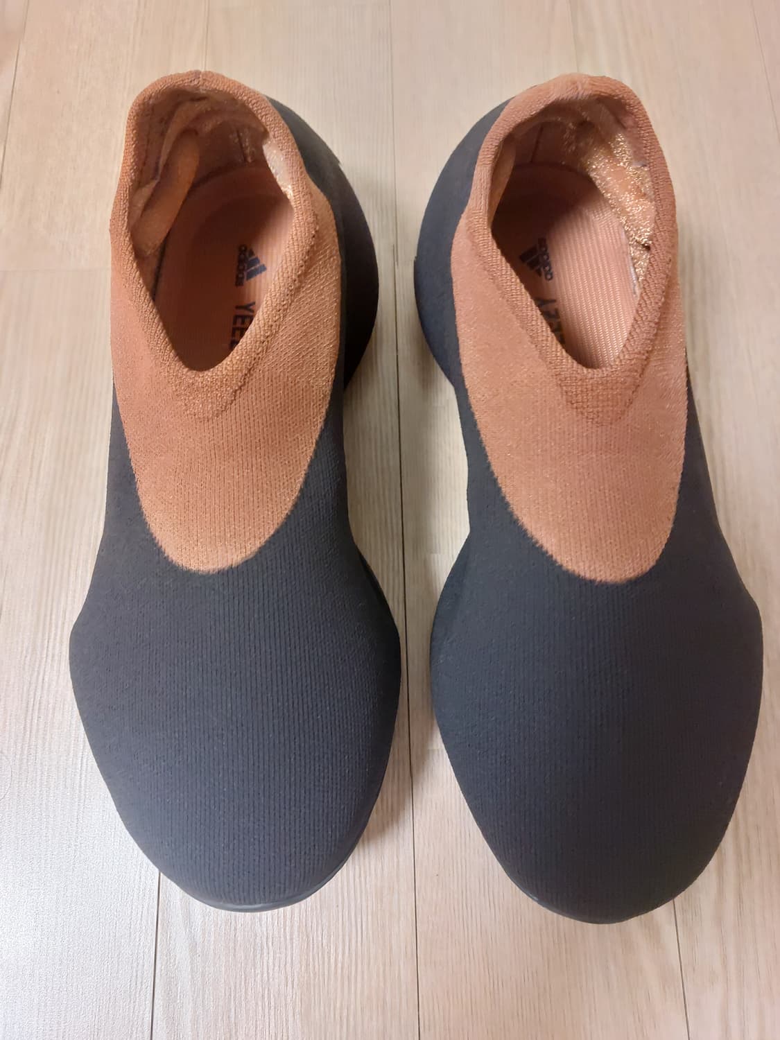 아디다스 이지 니트 러너 스톤 카본 상품이미지2