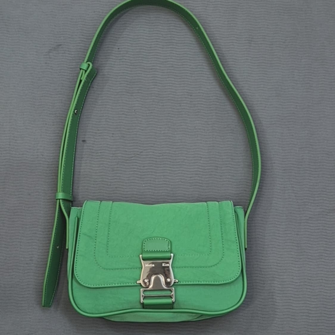 마뗑킴 크리스프 미니 버클백 상품이미지1