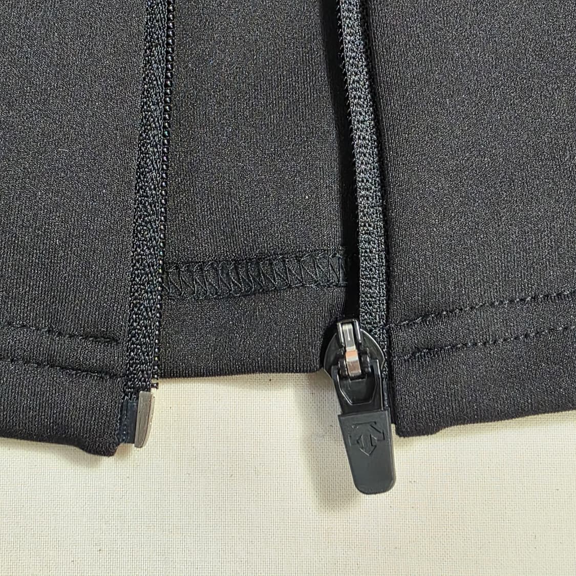 0791 데상트 23ss 블랙 트레이닝 집업 85 상품이미지6