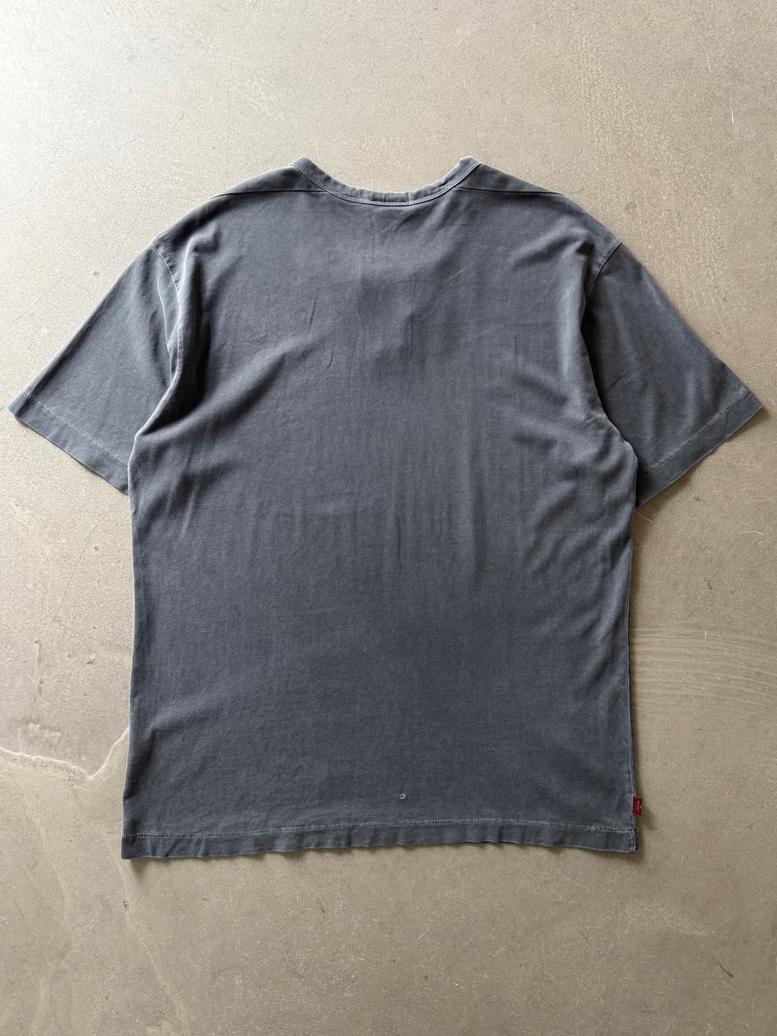 Levi’s Distressed Cut Neck Faded Tee 상품이미지4