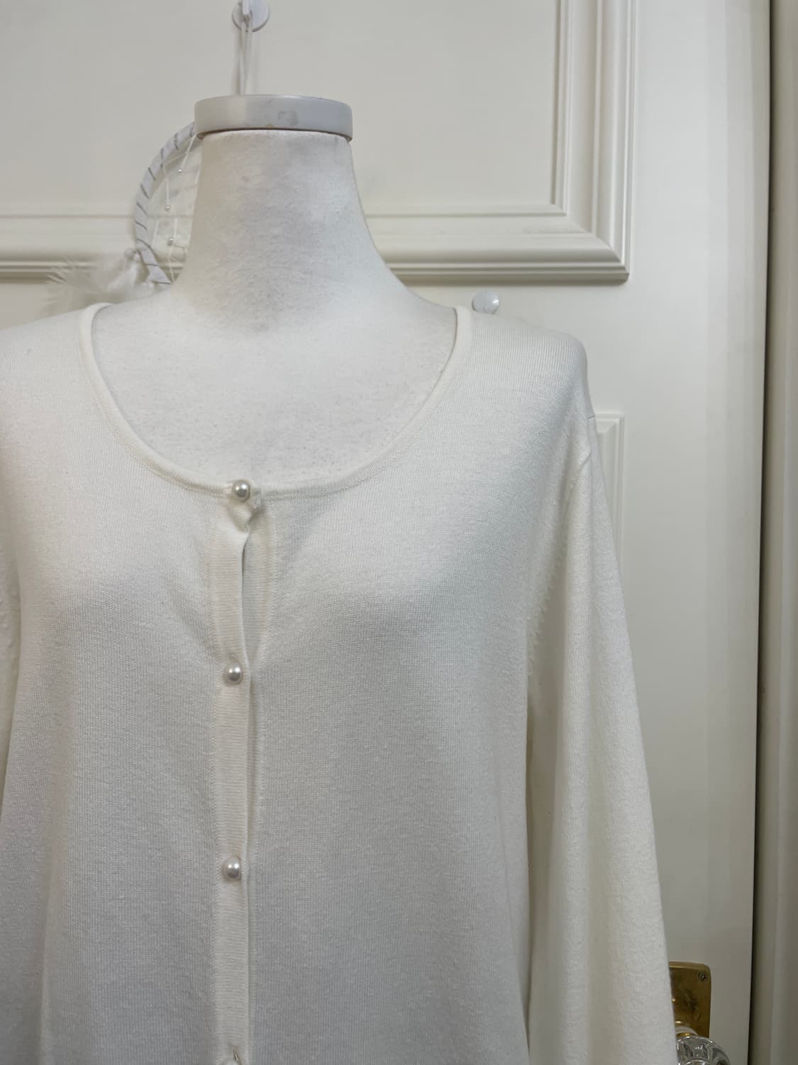 white pearl button pure cardigan 상품이미지7