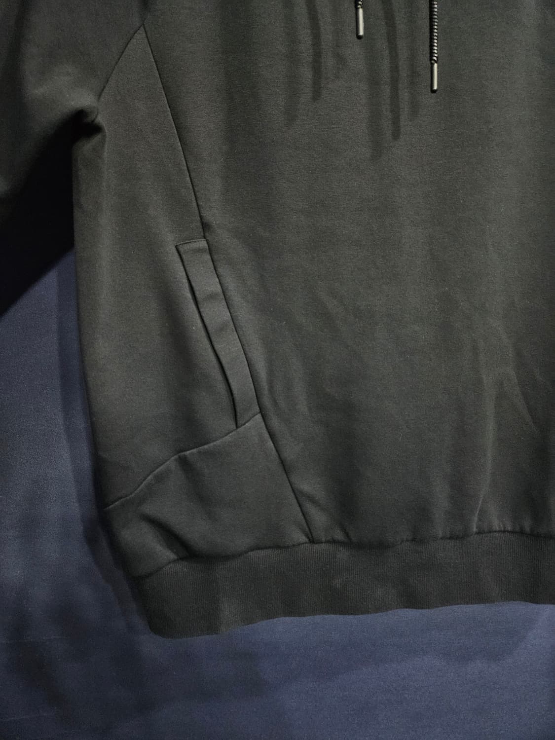 데상트 자수 블랙 남성 105~110 포켓 후드티  상품이미지5