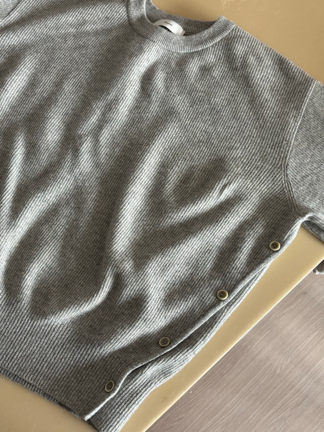 던스트 버튼 크루넥 스웨터 상품이미지4