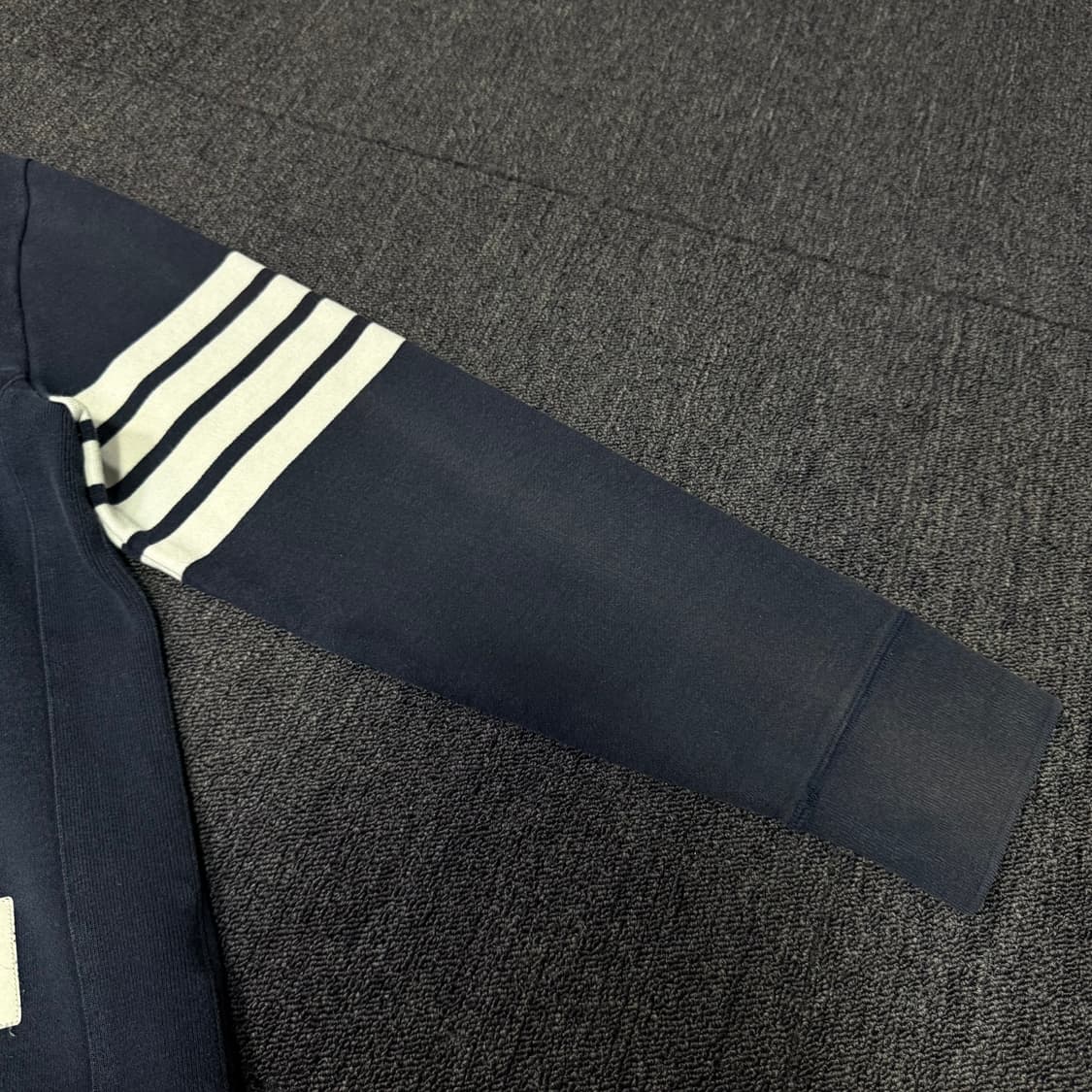 톰브라운 사선완장 맨투맨  상품이미지8