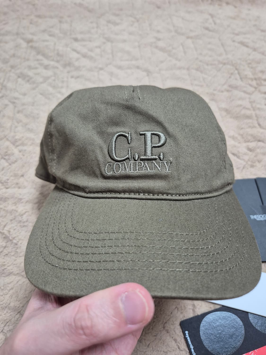 (새상품/M)CP컴퍼니 19시즌 고글 로고 자수 캡 카키 상품이미지3