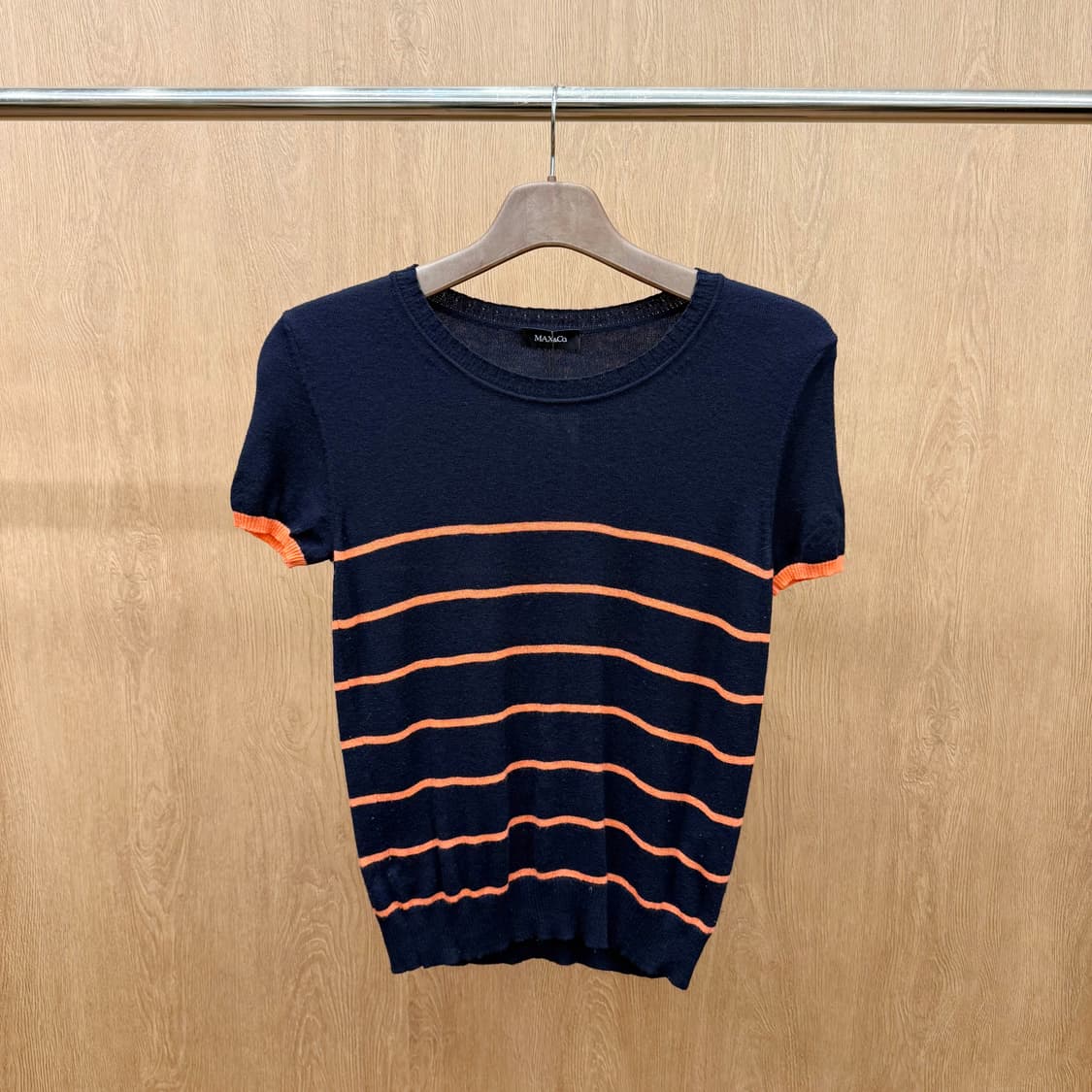 막스앤코 반팔 니트 스트라이프 디테일 슬림핏 네이비 오렌지 배색 상품이미지2