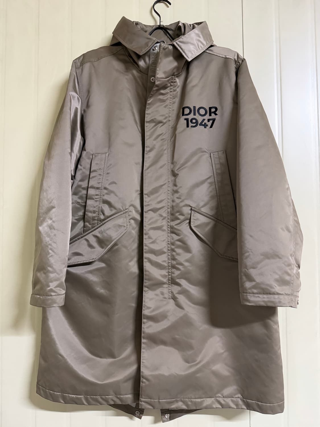 디올(Dior) 1947 후드 파카 베이지 테크니컬 트윌 48 상품이미지1