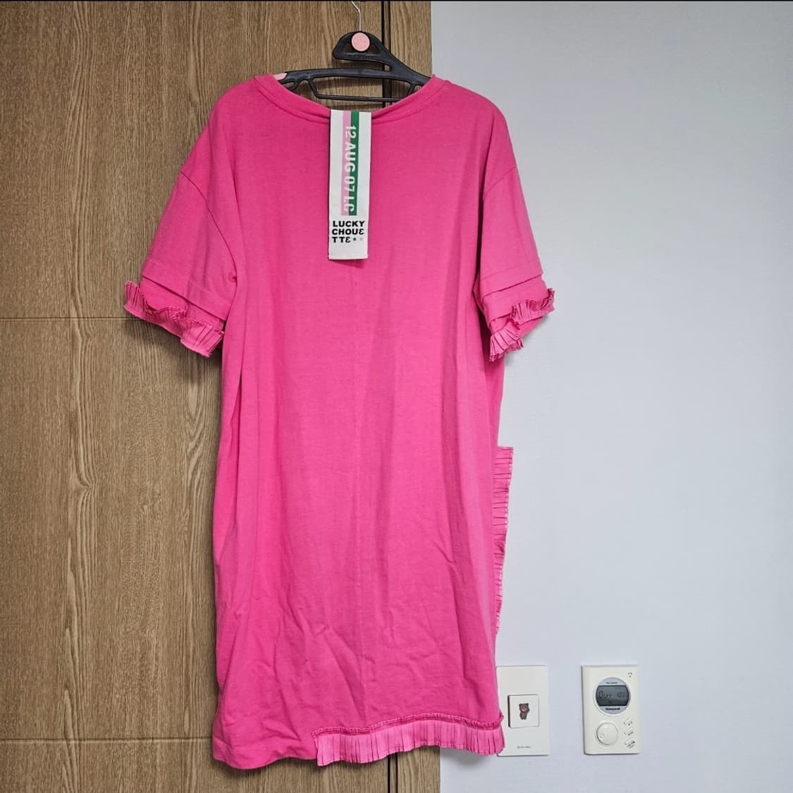 럭키슈에뜨 정품 핫핑크 프릴 오버핏 반팔 미디 원피스 36 상품이미지5