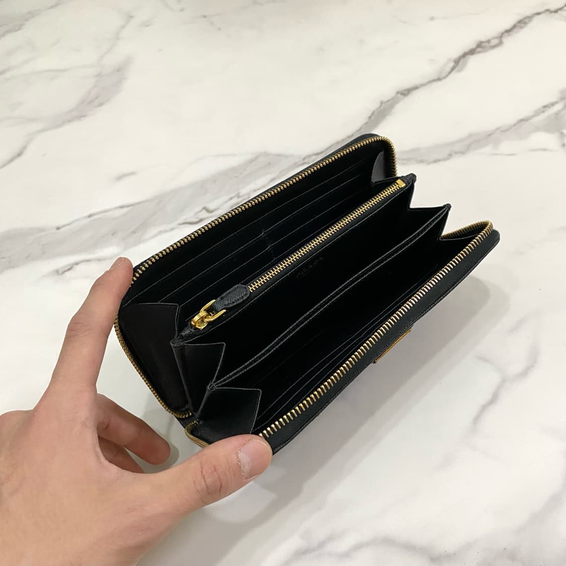 프라다 사피아노 레더 삼각로고 지퍼 장지갑 블랙 1ML506 상품이미지8