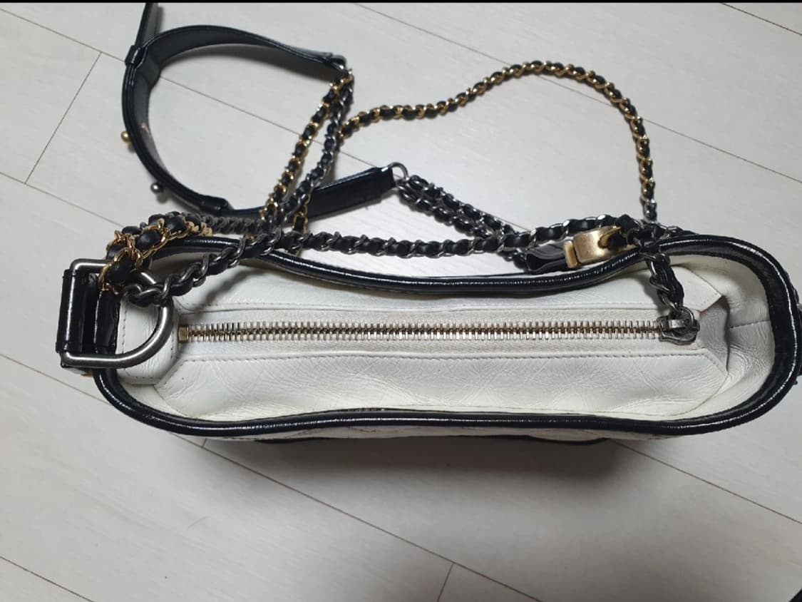 샤넬 호보백 스몰 화이트 블랙 (롯데백화점 본점 정품) 상품이미지3