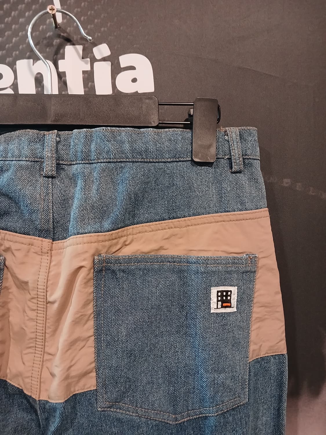 배색 패치 디테일 청바지 상품이미지4