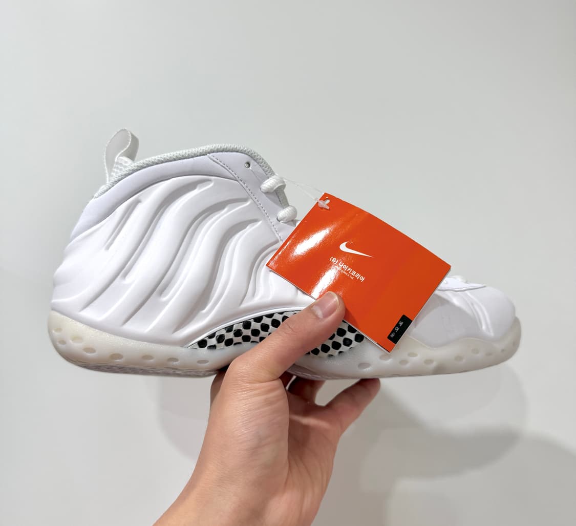 (260/US8)(새상품)나이키 스니커즈 에어 폼포짓 원 트리플 화이트 상품이미지3