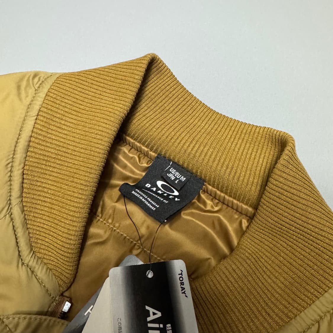 오클리(OAKLEY) 베이지컬러 서클로고 나일론 인슐레이션 블루종 자켓 상품이미지3