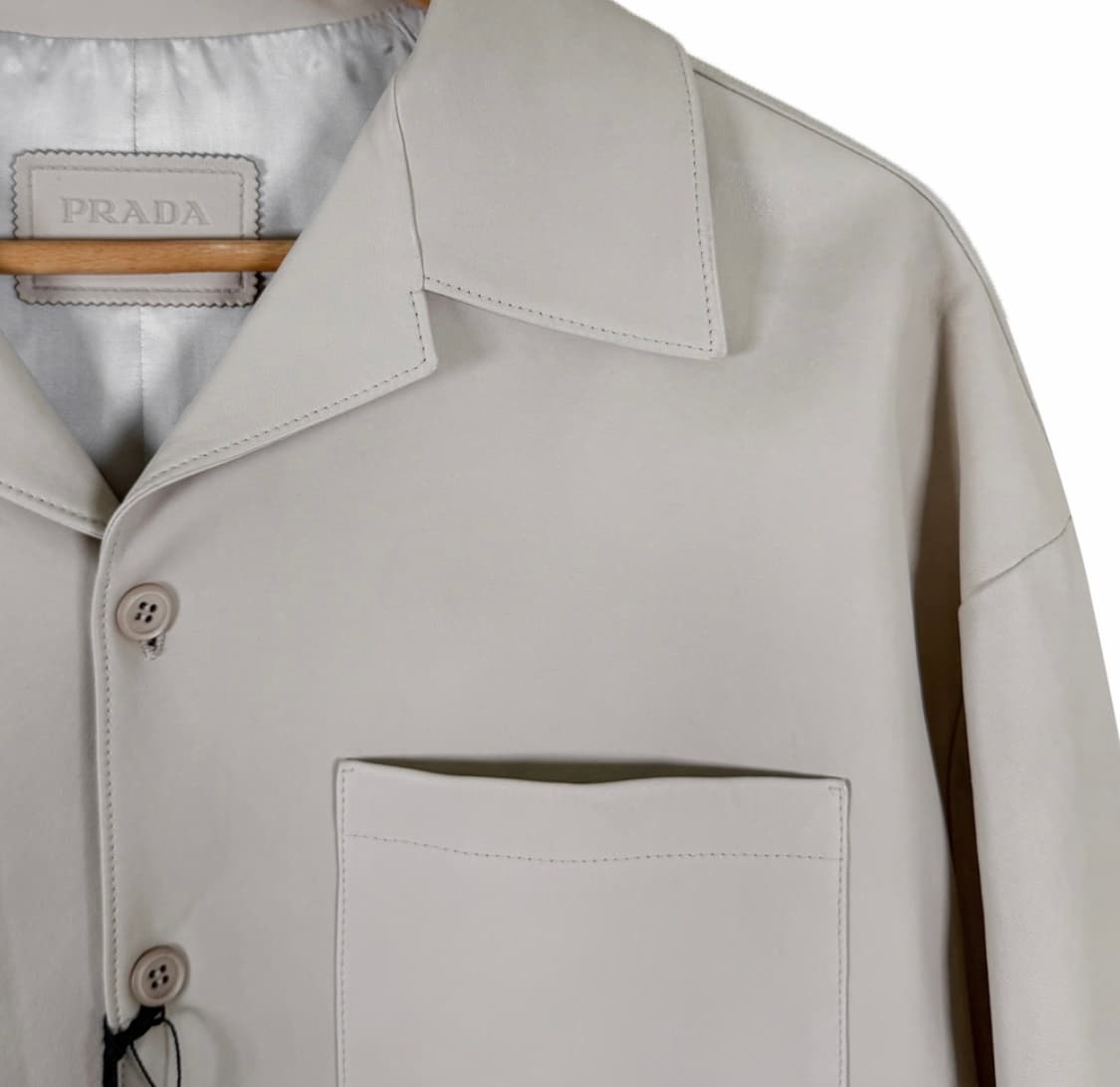 [50] 프라다 남성 나파 레더 삼각로고 램스킨 반팔 셔츠 자켓 베이지 상품이미지4