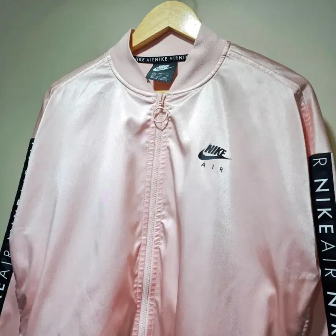 나이키 에어 핑크 새틴 봄버 자켓 상품이미지2