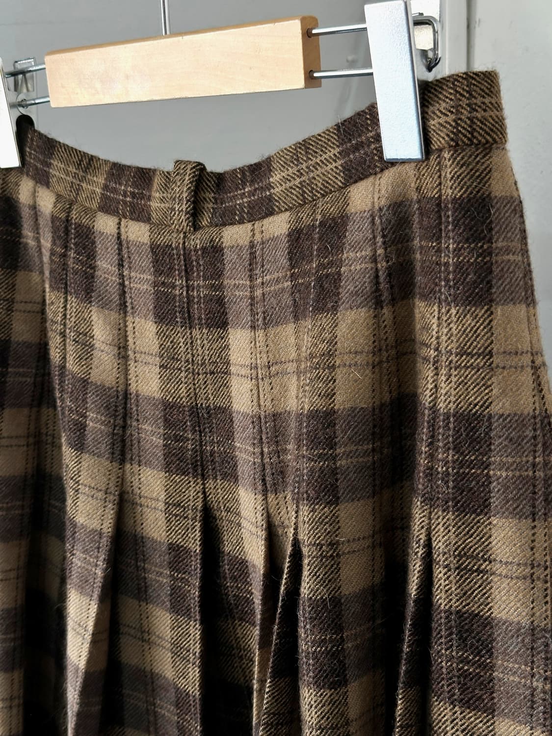 Tweed fabric pleated mid skirt 상품이미지3