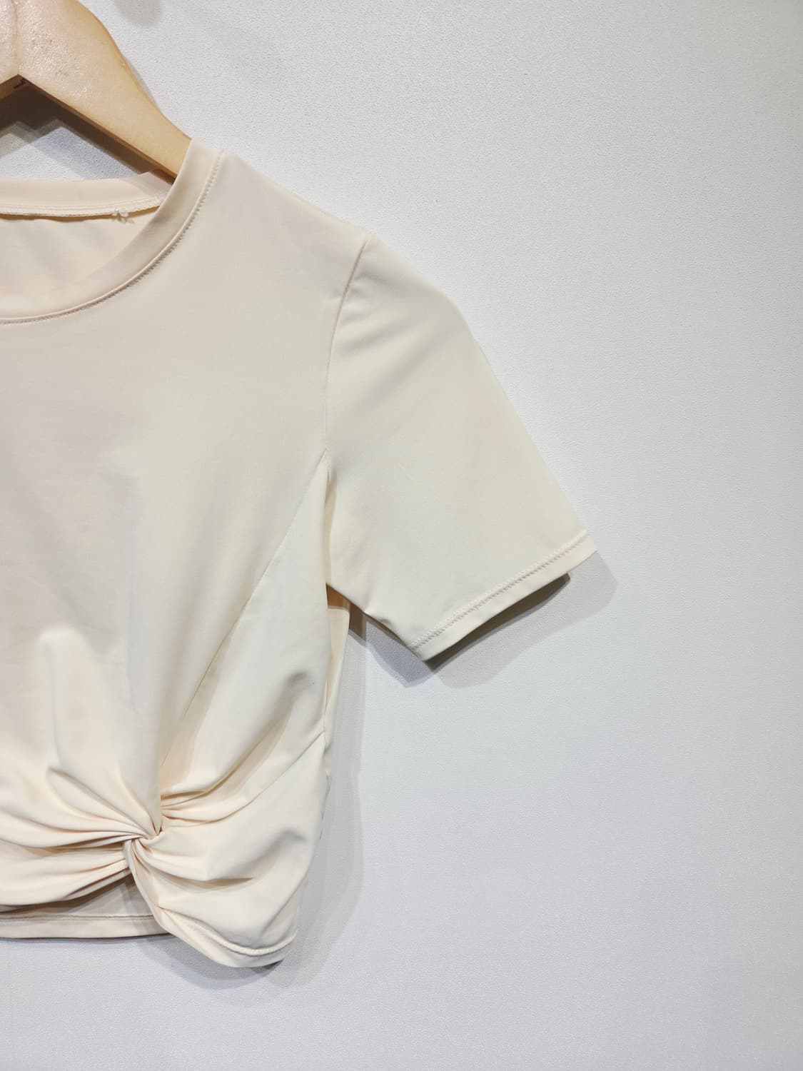 젝시믹스 전면 꼬임 크롭 반팔티 아이보리 상품이미지4