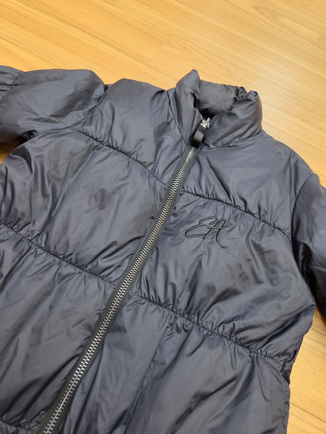 엠포리오 아르마니 블랙 패딩 판매합니다. 무난한 디자인이라 여기저기 잘  상품이미지6