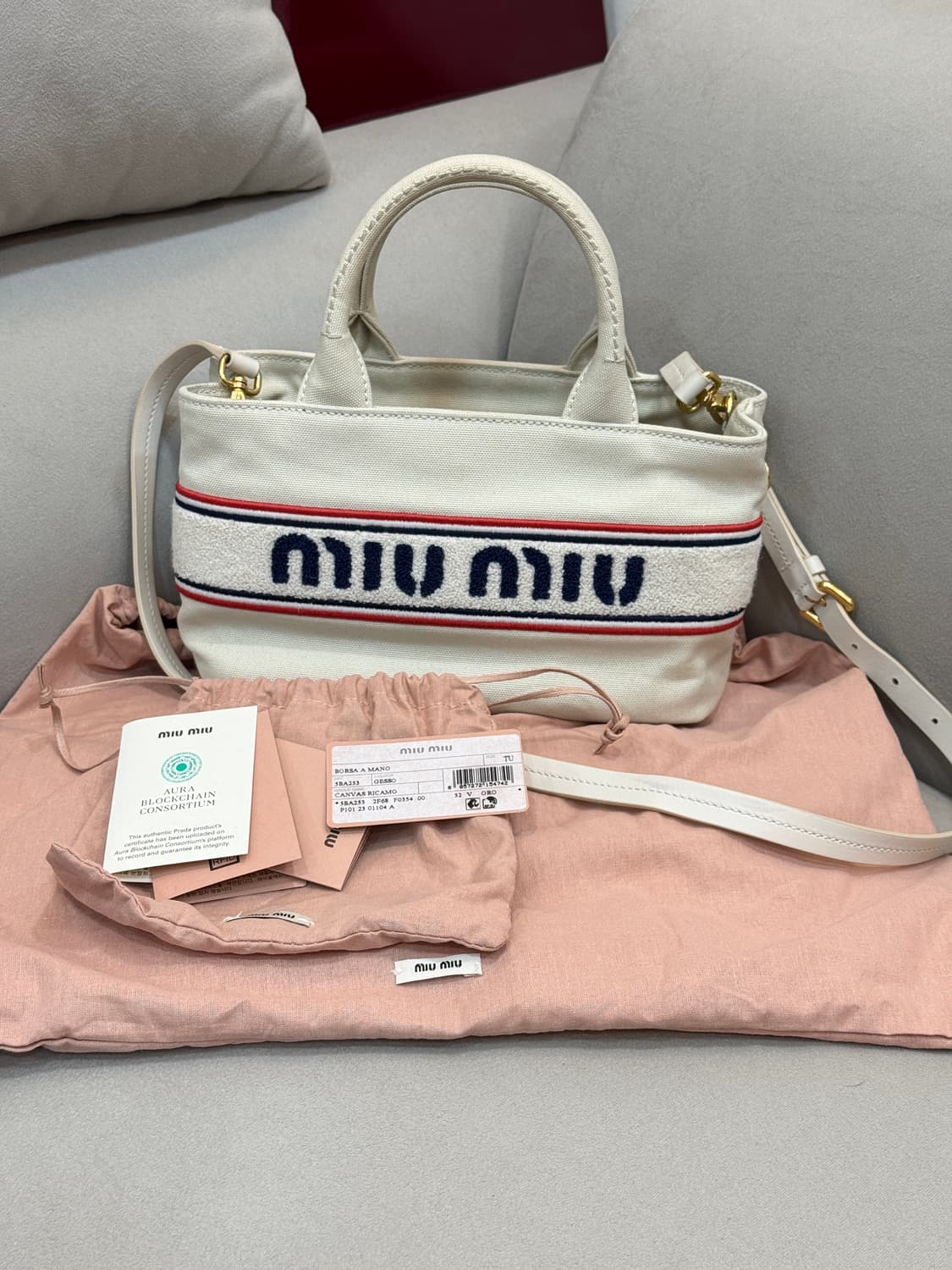 미우미우 자수 로고 캔버스 토트백 상품이미지1