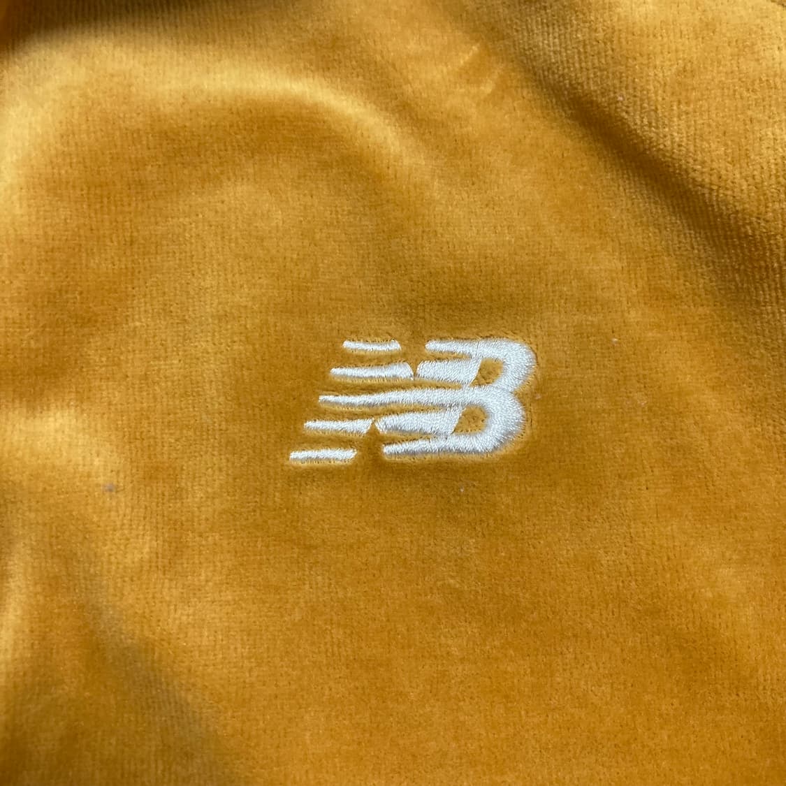 뉴발란스 스몰 로고 사이드 라인 옐로우 벨벳 트랙탑 져지 상품이미지2