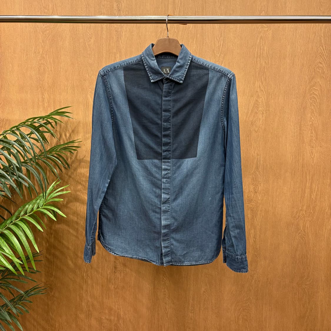 아르마니 익스체인지 코튼 데님 긴팔 셔츠 투톤 패널 배색 디테일 진청 상품이미지1