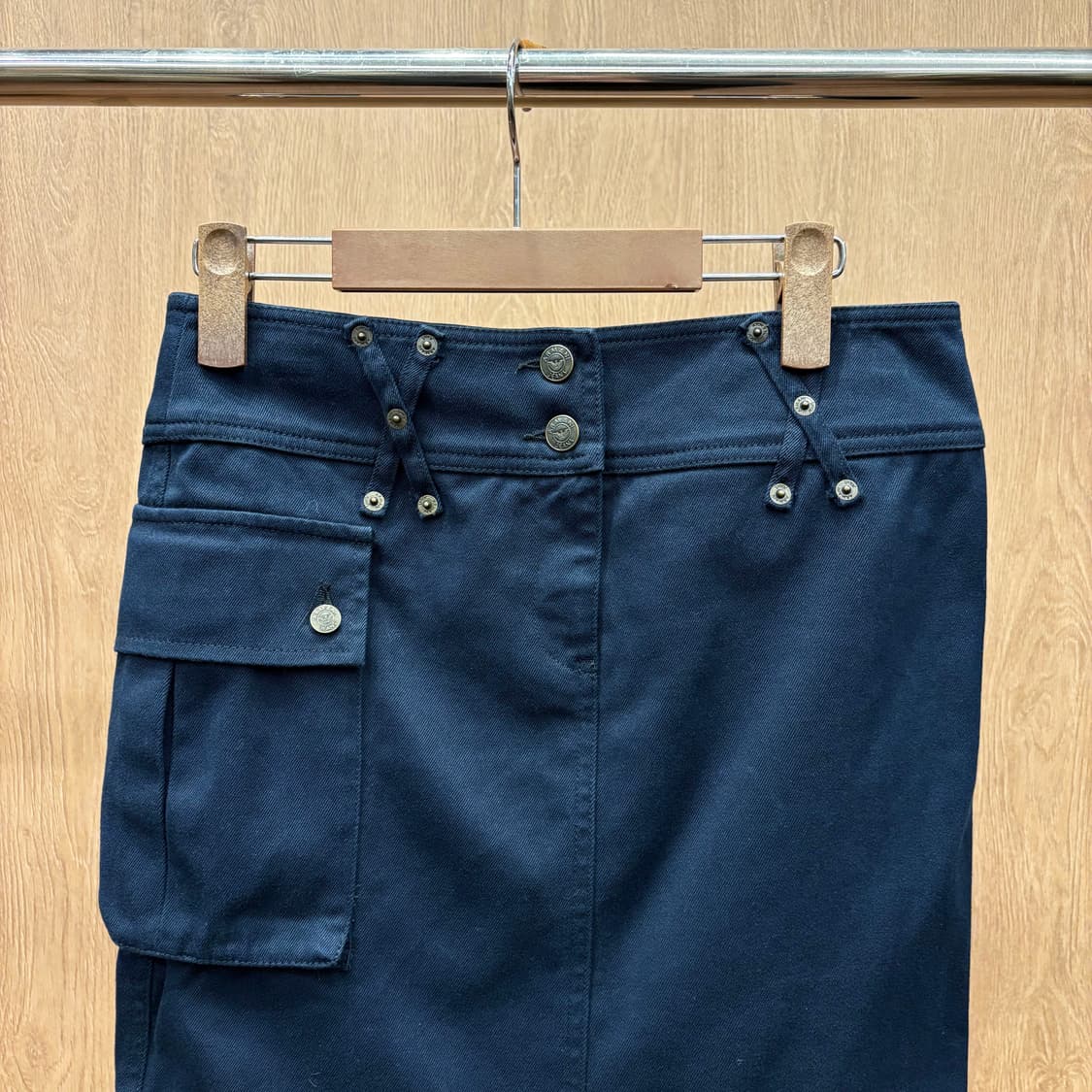 아르마니 진스 미니 스커트 더블 버튼 클로징 사이드 포켓 디테일 블랙 상품이미지4