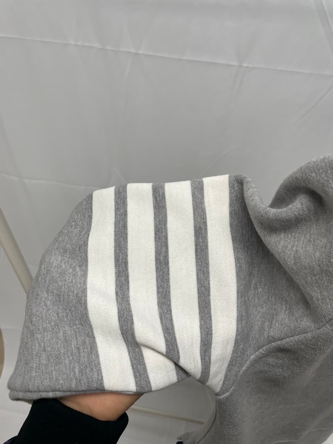 톰브라운 사선완장 맨투맨 그레이 [2] 상품이미지5