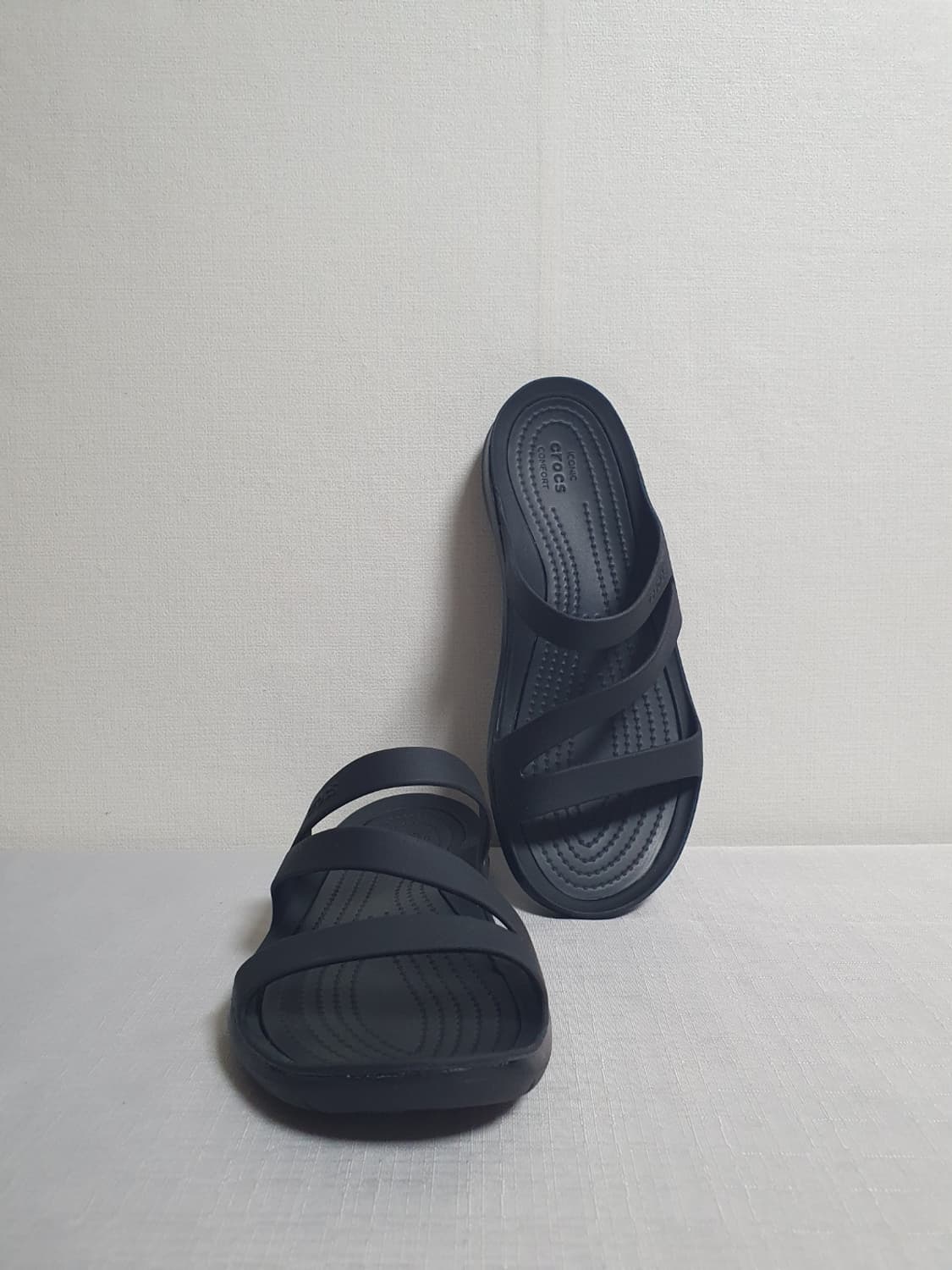 240mm 크록스 스위프트워터 샌들 블랙 W7 상품이미지1