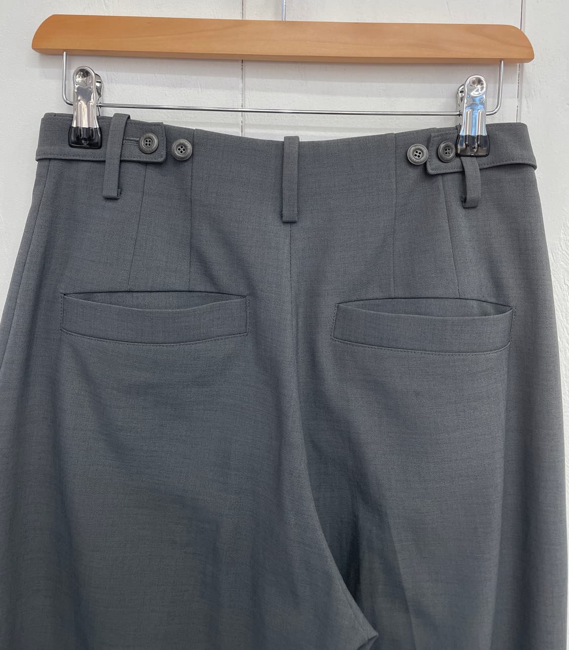 그로브(GROVE) 백버튼 핀턱 턴업 슬랙스 차콜 상품이미지5