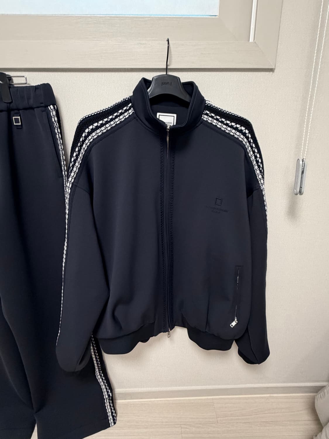 우영미 니트 디테일 트랙 셋업 네이비 상품이미지1