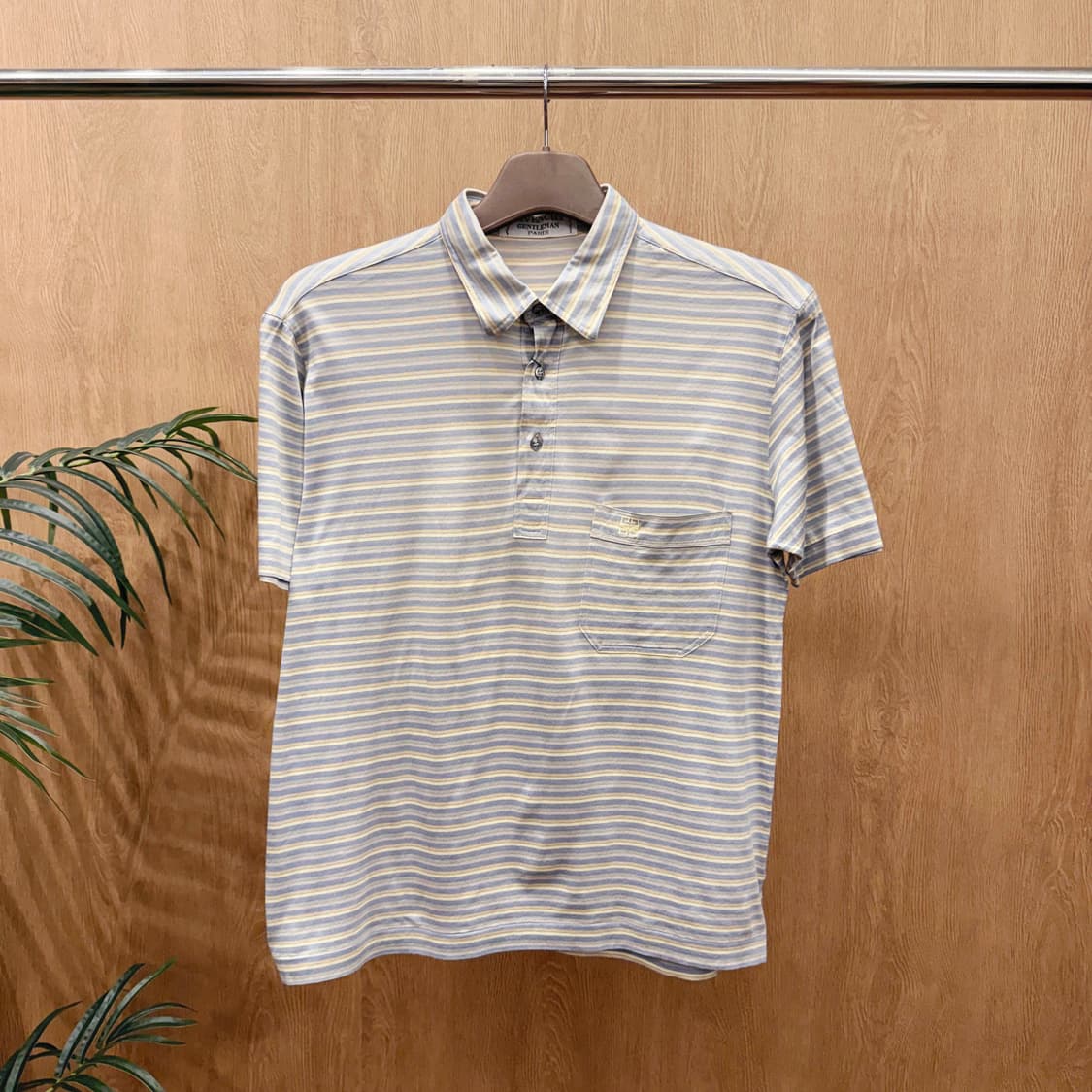 지방시 젠틀맨 스트라이프 카라 반팔 티셔츠 가슴포켓 디테일 상품이미지1