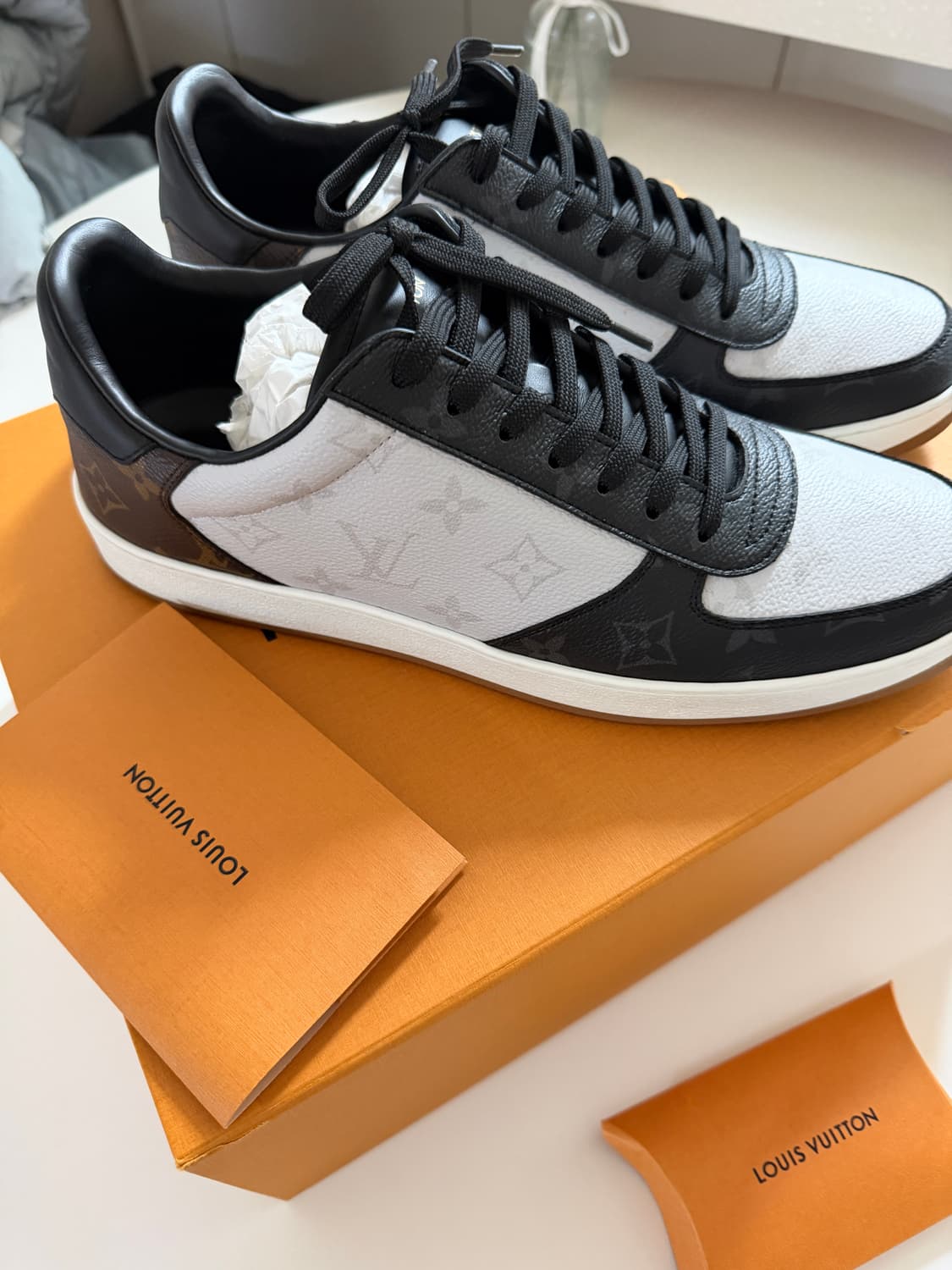 모노그램  캔버스 리볼리 스니커즈 상품이미지3