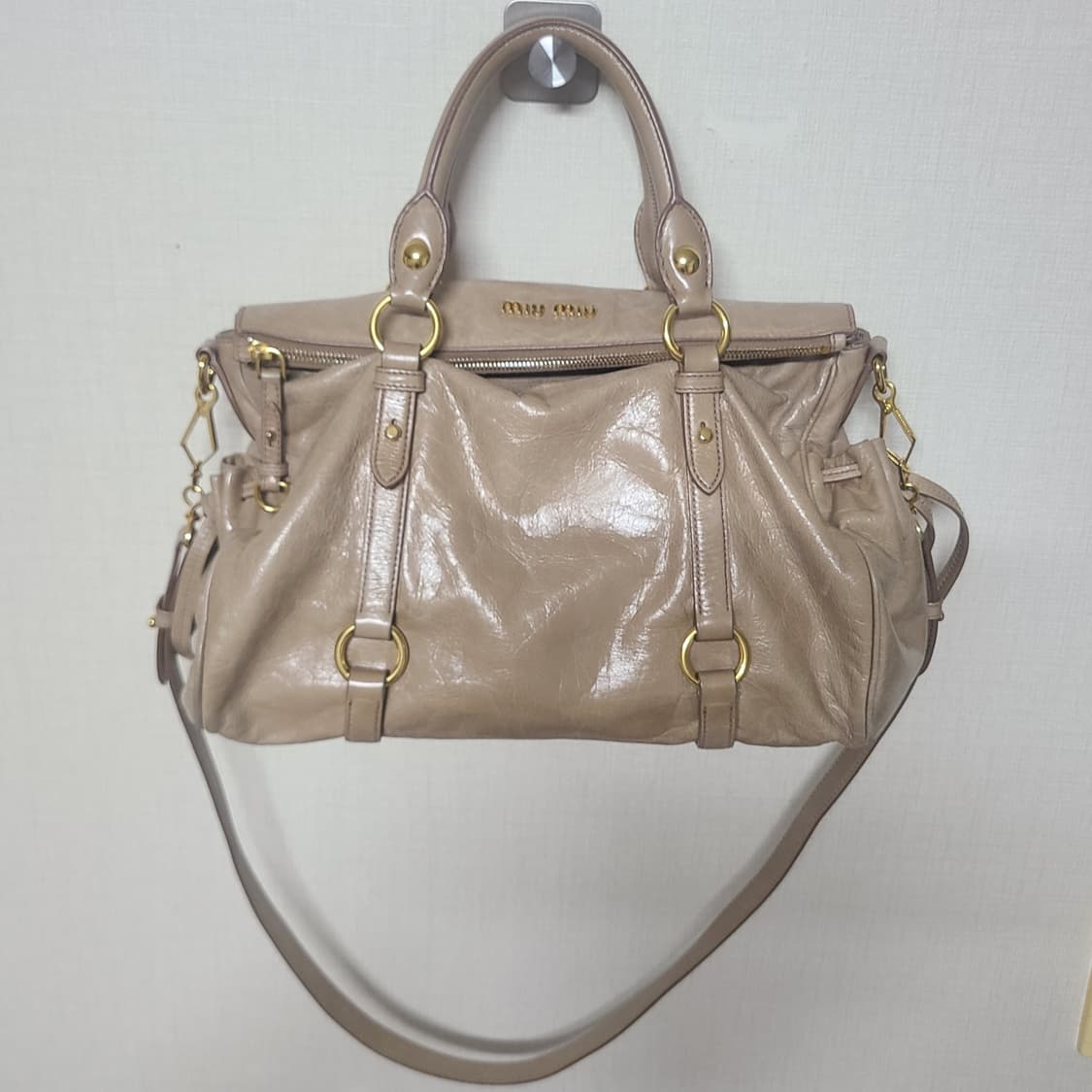 미우미우 비텔로 샤인 사첼백 상품이미지1