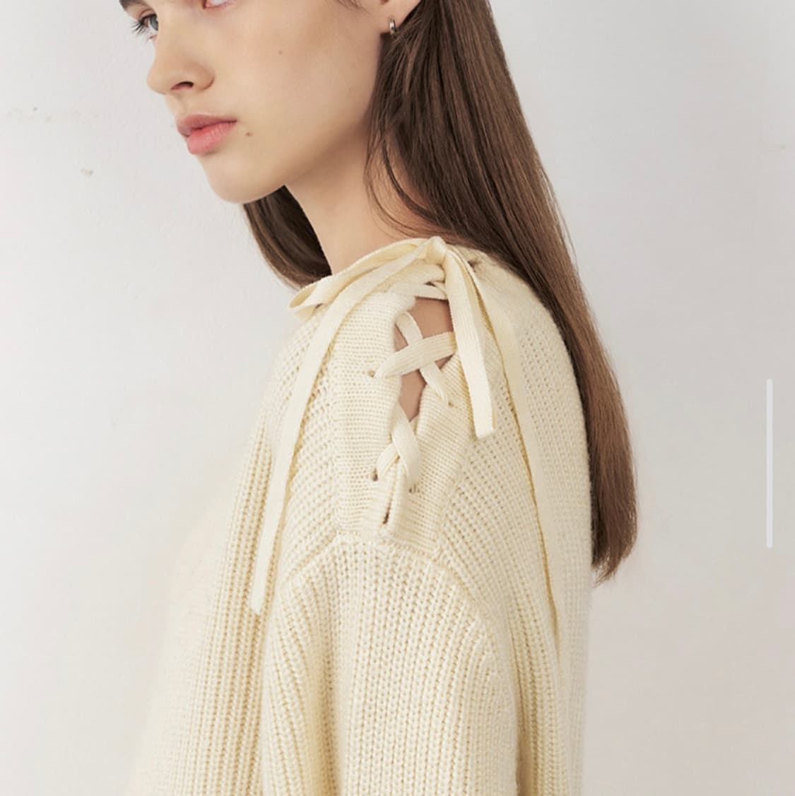 [새상품] 시티브리즈 캐시미어 숄더 레이스업 니트 아이보리 상품이미지2