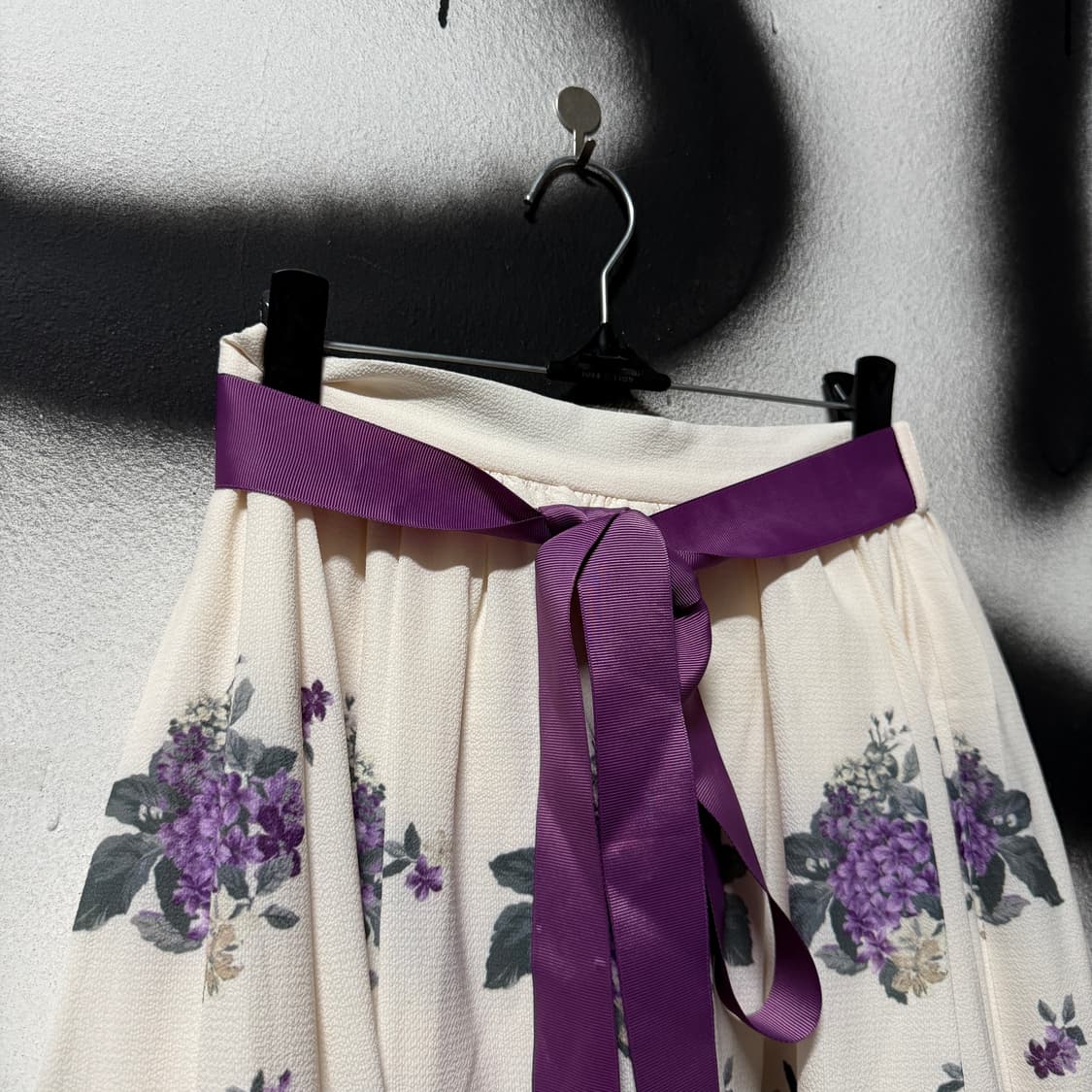 액시즈팜 새틴 플라워 프린팅 뒷 밴딩 플레어 미디 스커트 상품이미지3