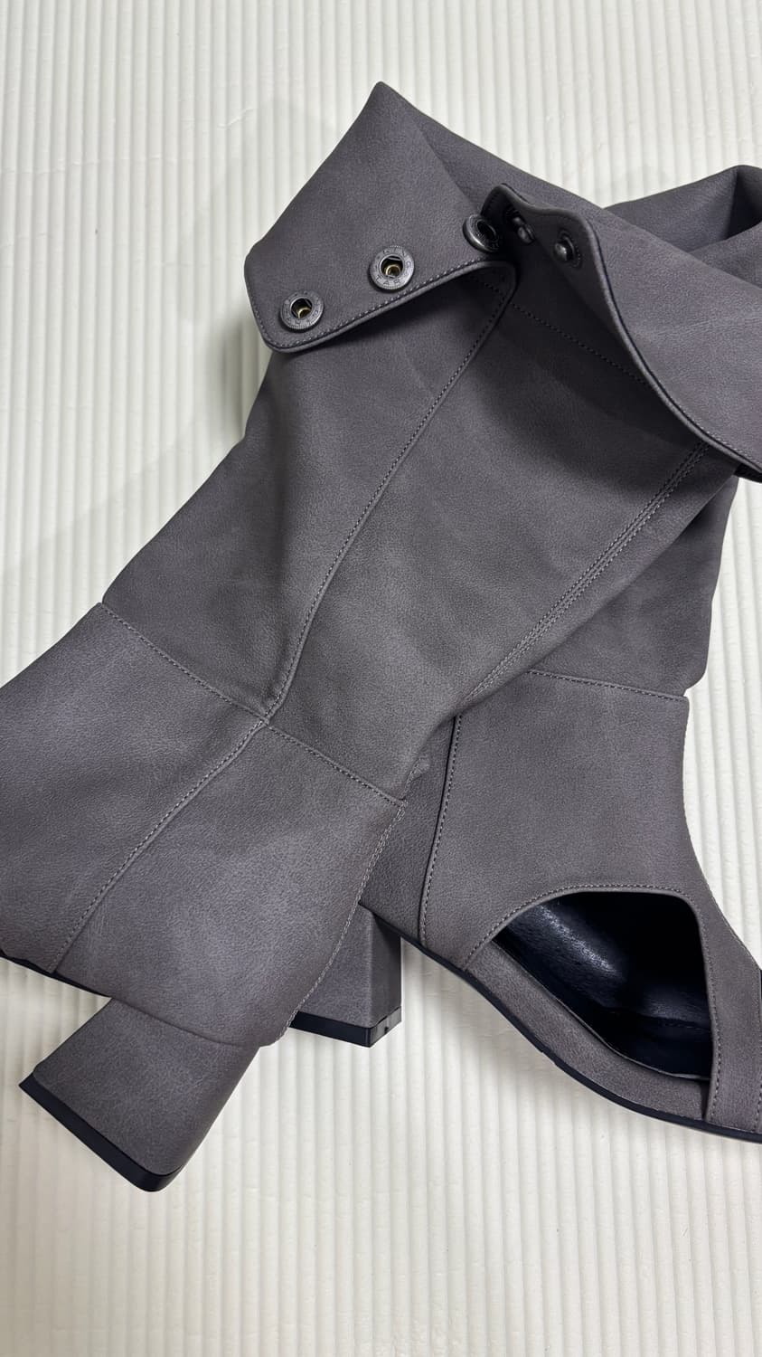 시너진 부츠 SQUARE OPEN FOLDED BOOTS CHARCOAL 상품이미지4