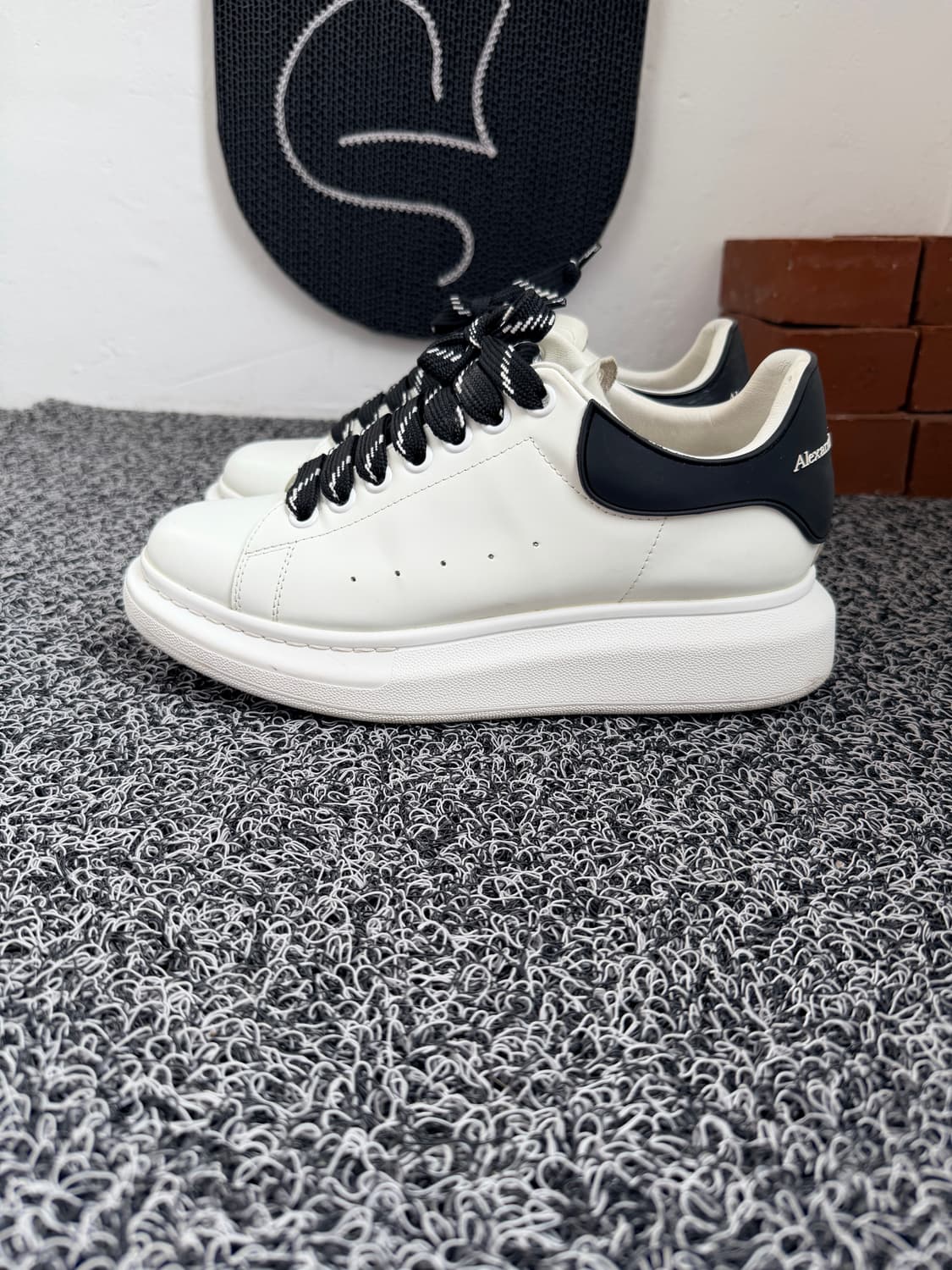 알렉산더 맥퀸 오버사이즈 스니커즈 블랙탭 상품이미지2