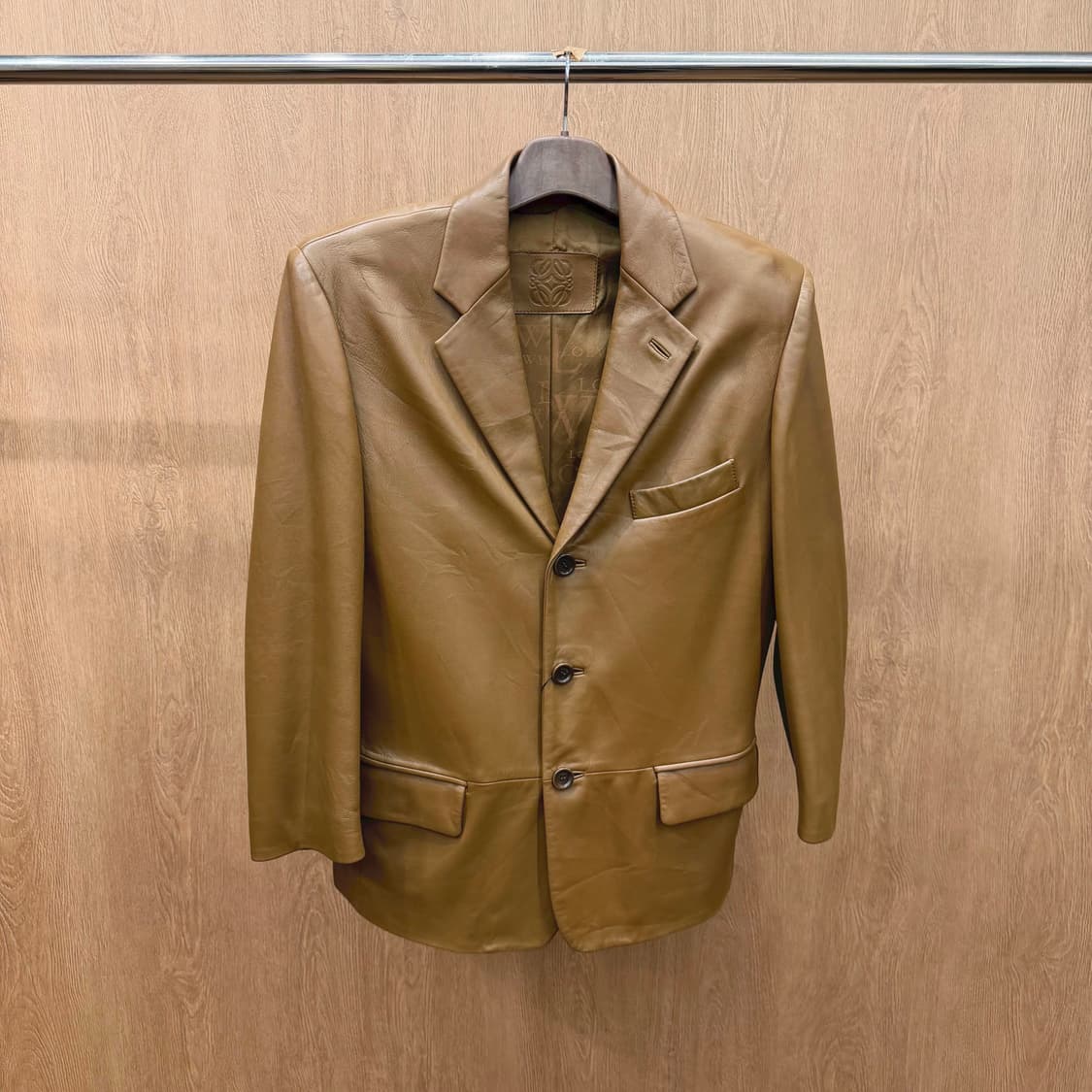 로에베 레더 테일러드 자켓 싱글 버튼 플랩 포켓 디테일 레귤러핏 브라운 상품이미지2