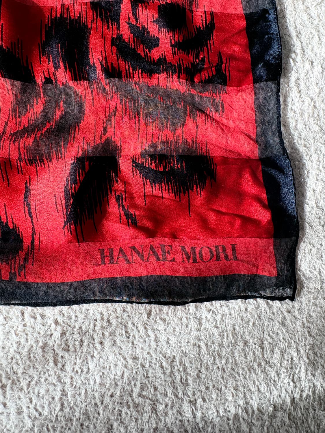 하나에 모리(Hanae Mori) 레드&블랙 로즈 실크 스카프 상품이미지2