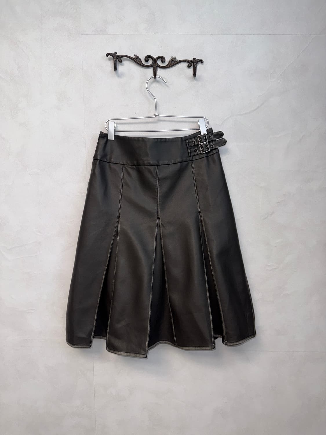 Aging black eco leather belted pleats sk 상품이미지1