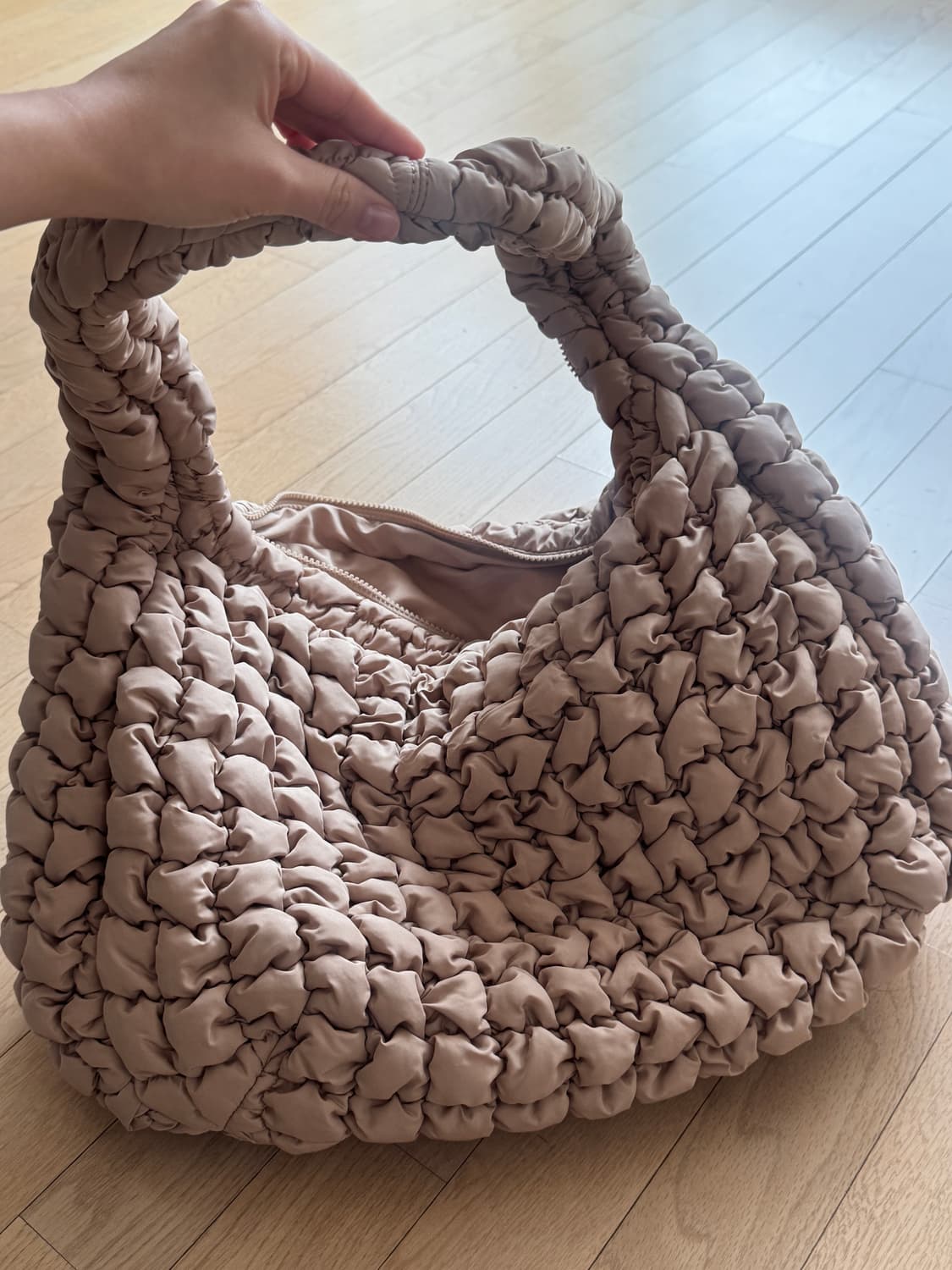 제니 COS 퀼티드 오버사이즈 숄더백 베이지 상품이미지3