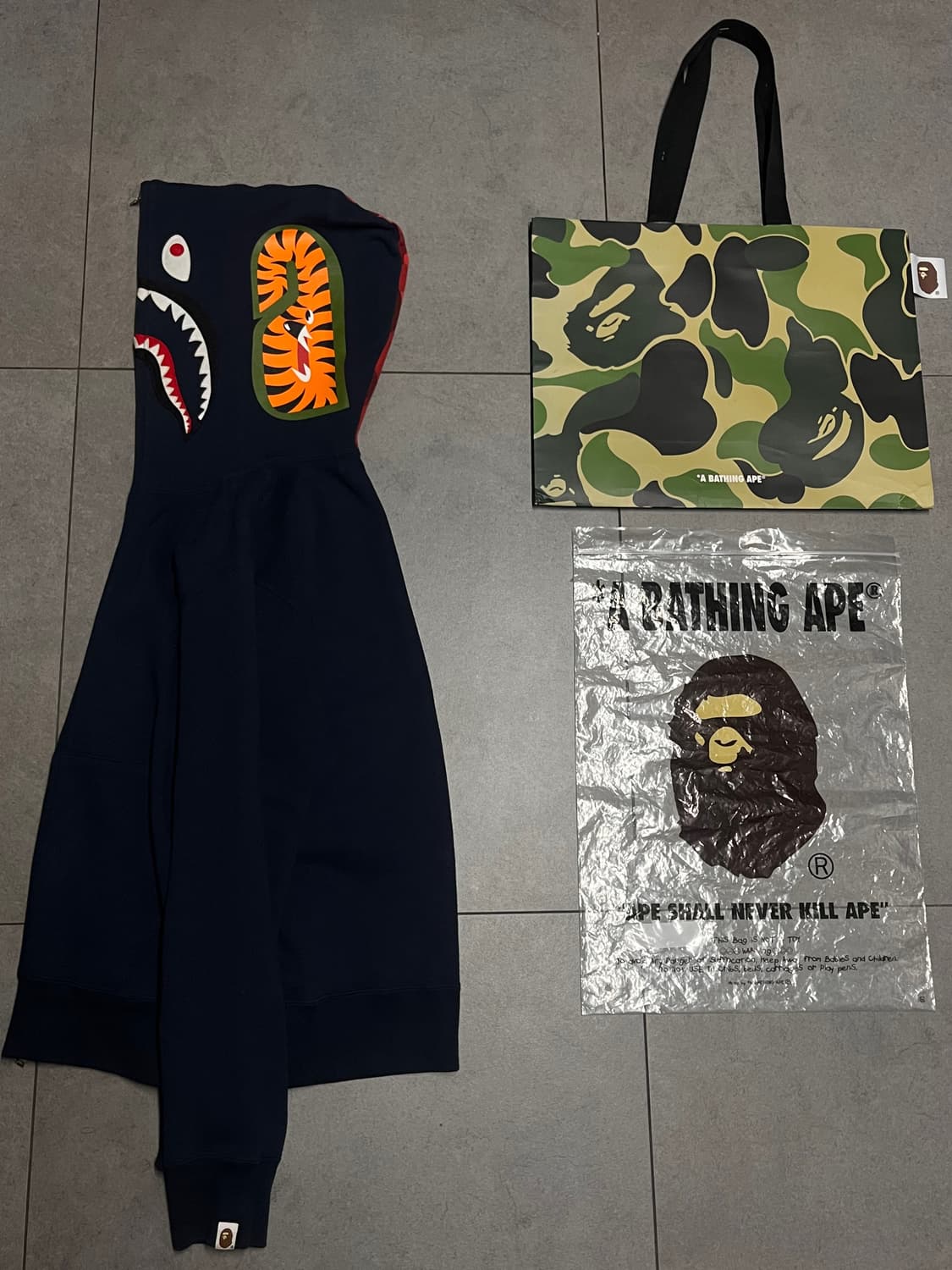 새상품급) 베이프 적계 반카모 샤크 후드집업 상품이미지2