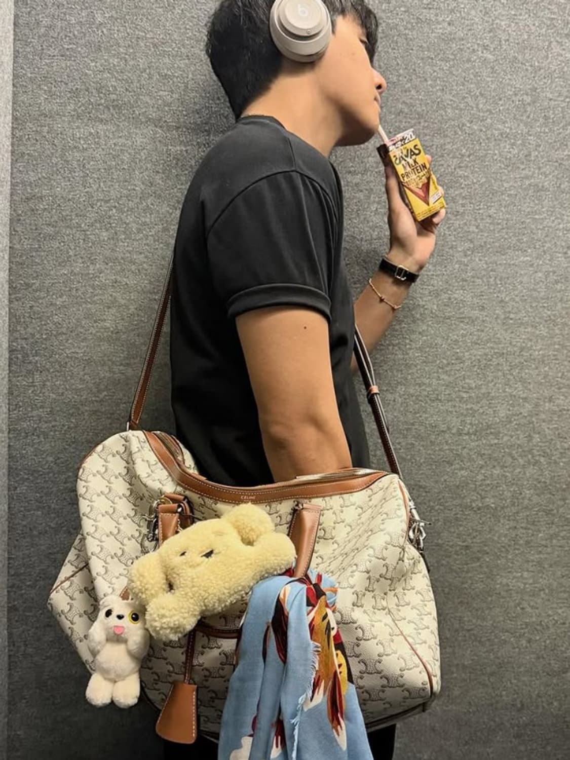 [새상품, 원가이하] 셀린느 트리옹프 폼폼 키링, 수지 착용 상품이미지2