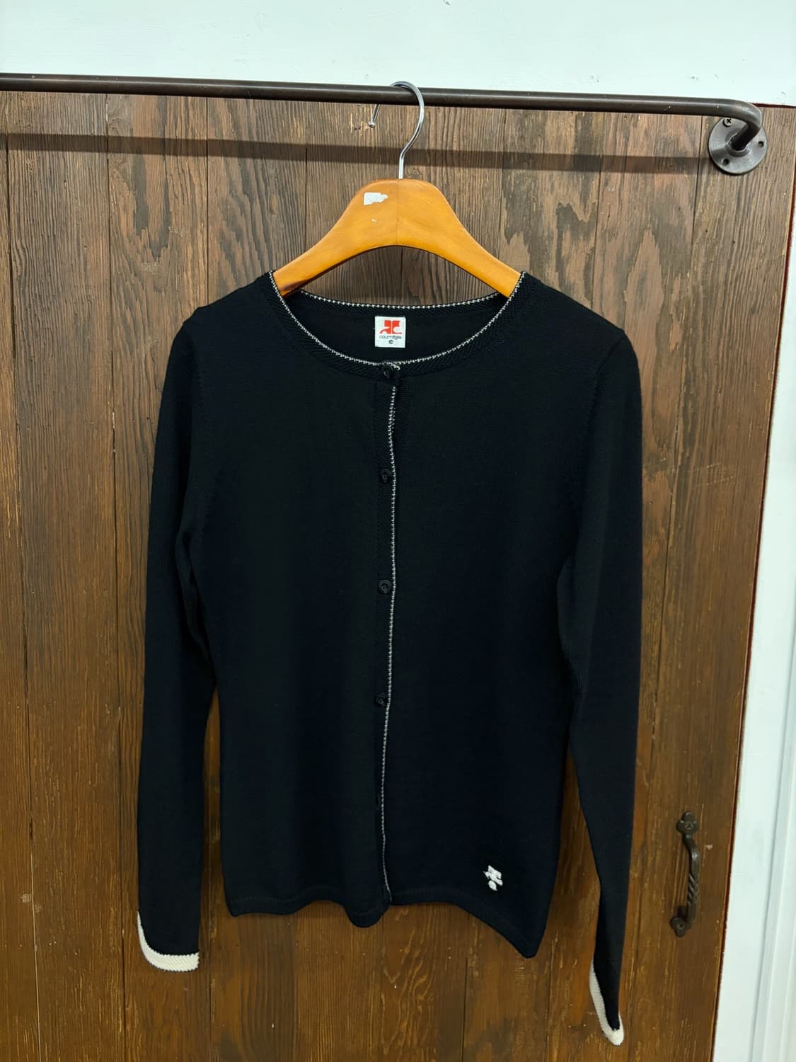 꾸레쥬 정품 블랙 배색 로고가디건 상품이미지2