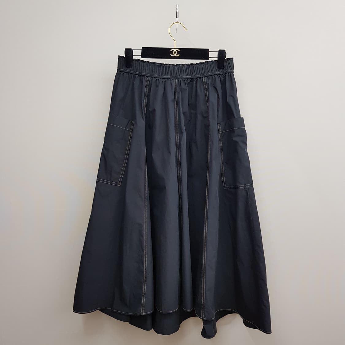 한섬 더캐시미어 2022 블랙 빅포켓 플레어 스커트 67-94사이즈 상품이미지2