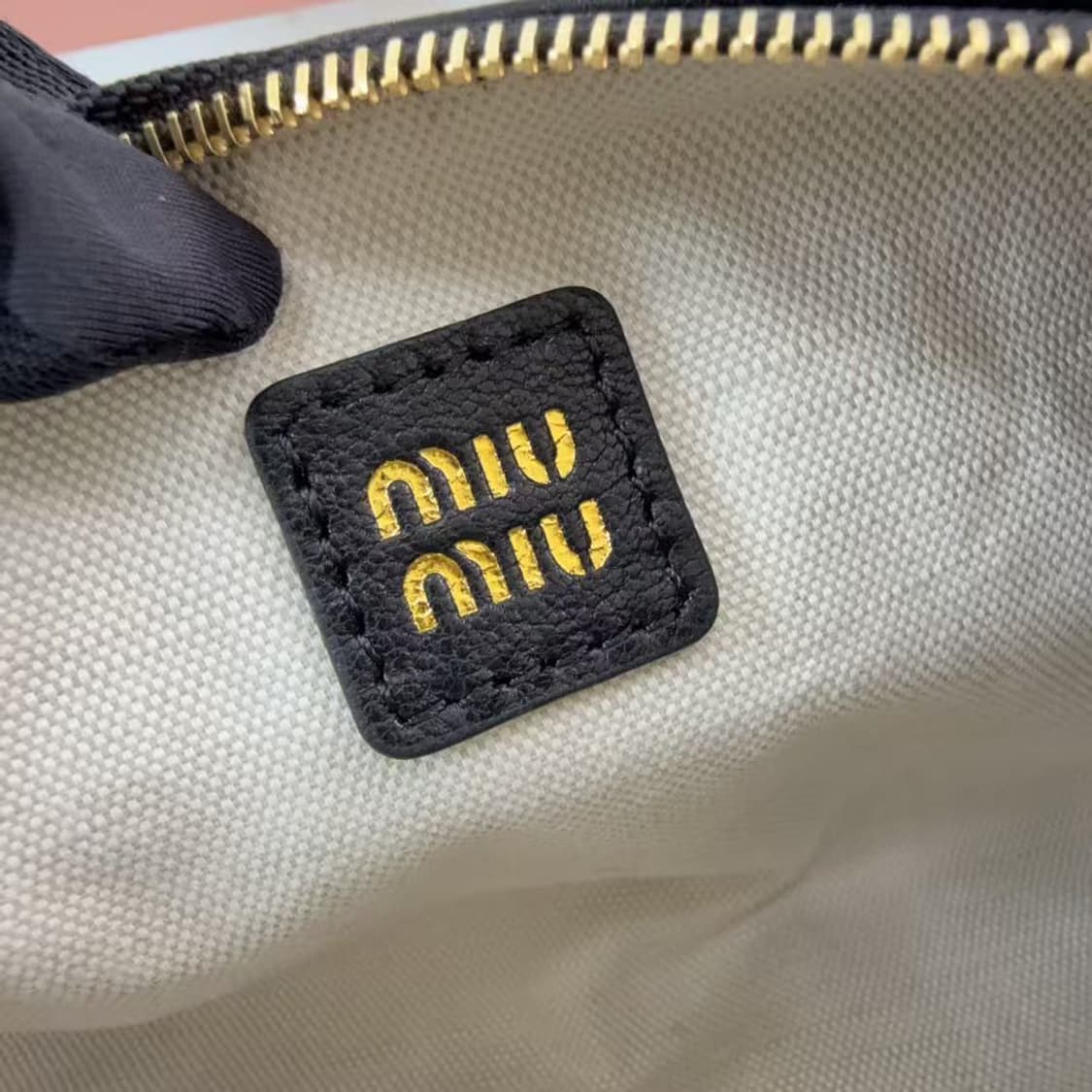 미우 미우 나파 레더 미니 파우치 상품이미지7