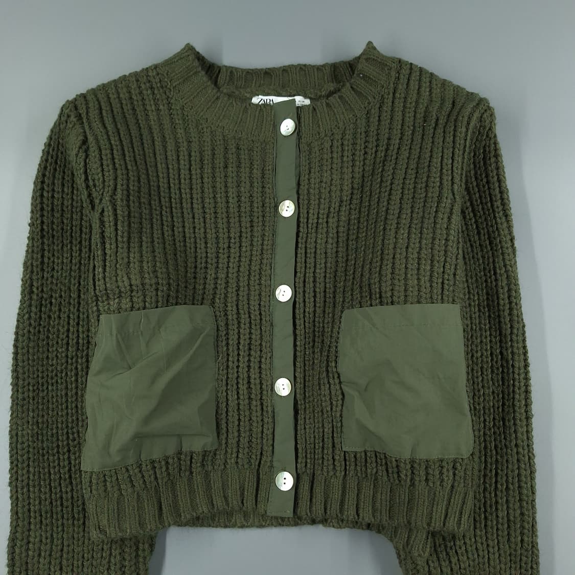 자라 카키 톤톤 뜨개짜임 아메카지 라운드넥 크롭 버튼 니트 가디건 상품이미지4